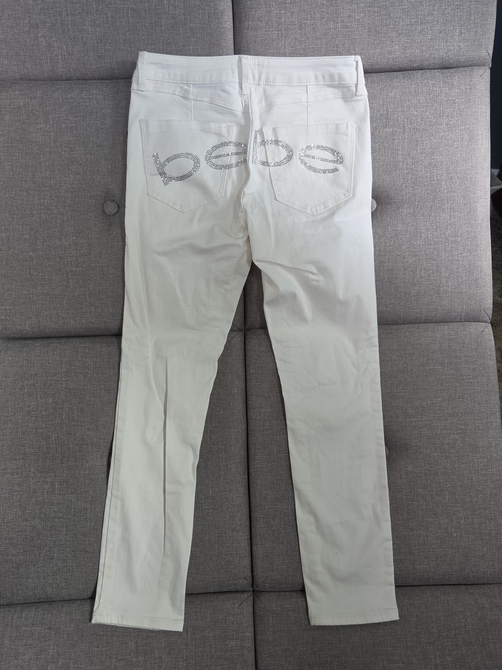 bebe White Skinny Heartbreaker Capri Skinny Jeans with Rhinestone Logo Butt 26
